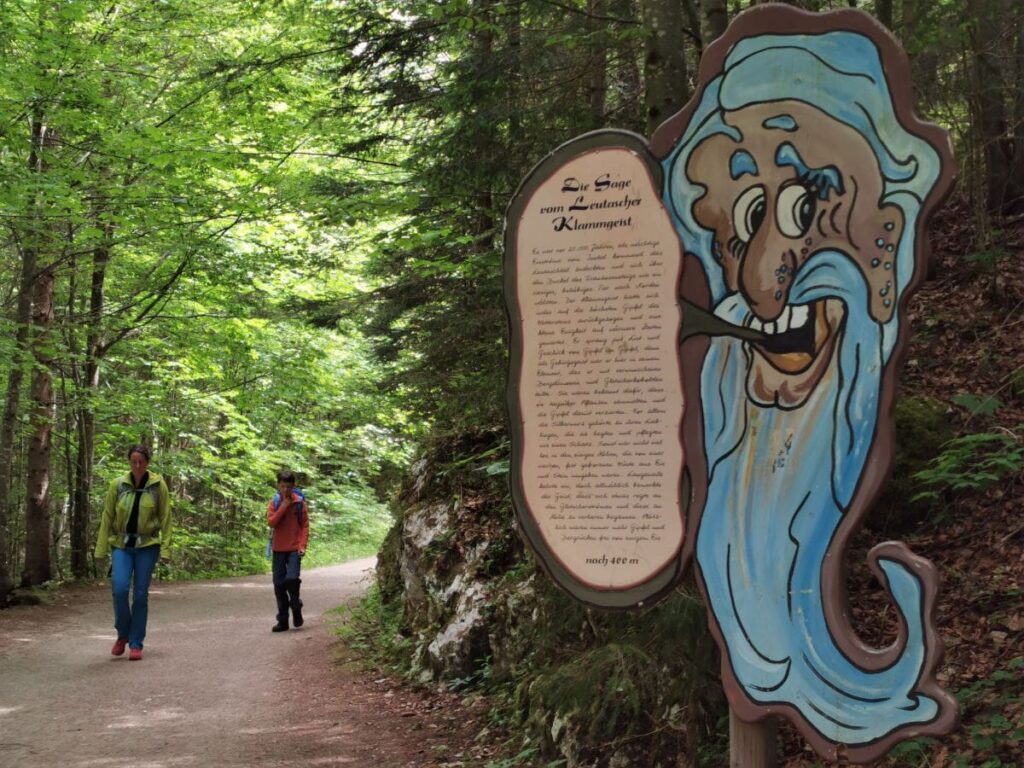 Auf dem Weg in die Geisterklamm finden Kinder den Klammgeist in Form von Tafeln und Geschichten