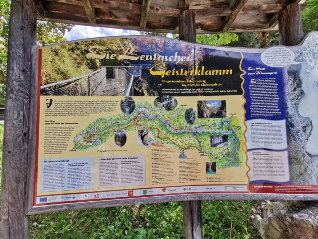 Die Informationstafel der Leutascher Geisterklamm gibt dir alle Infos für deinen Ausflug in die Klamm