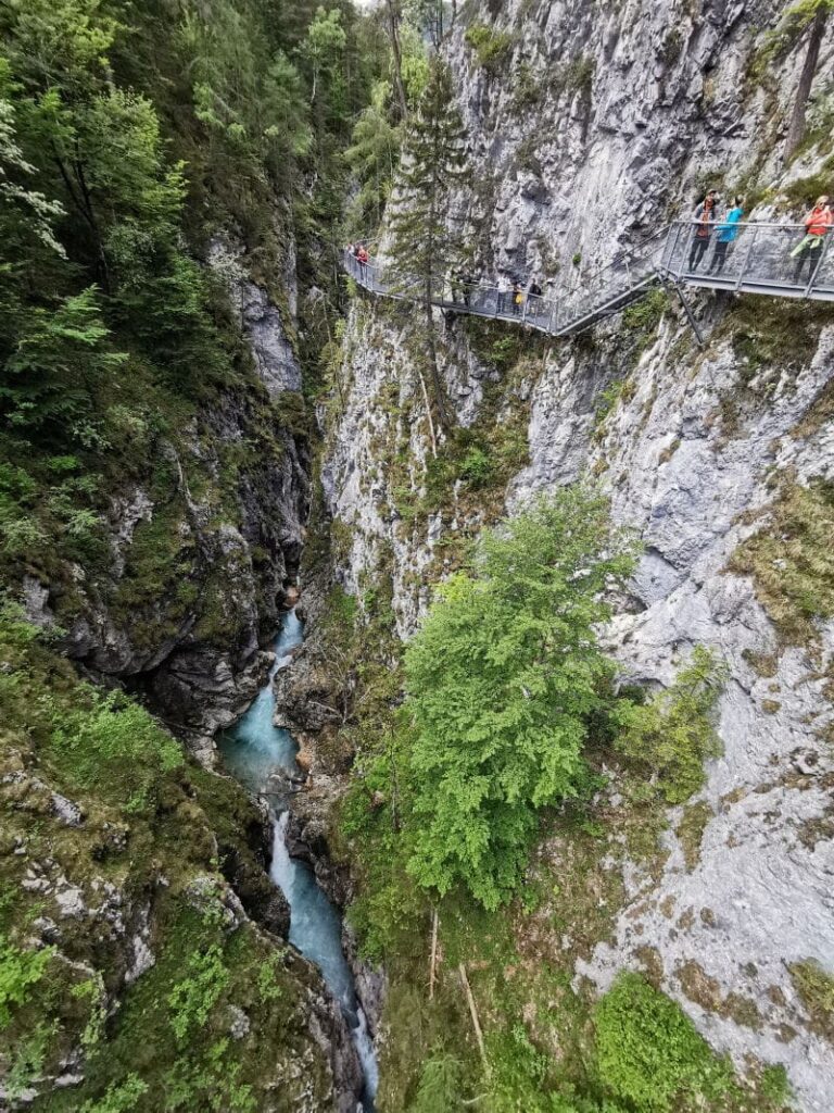 So spektakulär führt der Leutaschklamm Klammsteig an den Felsen entlang