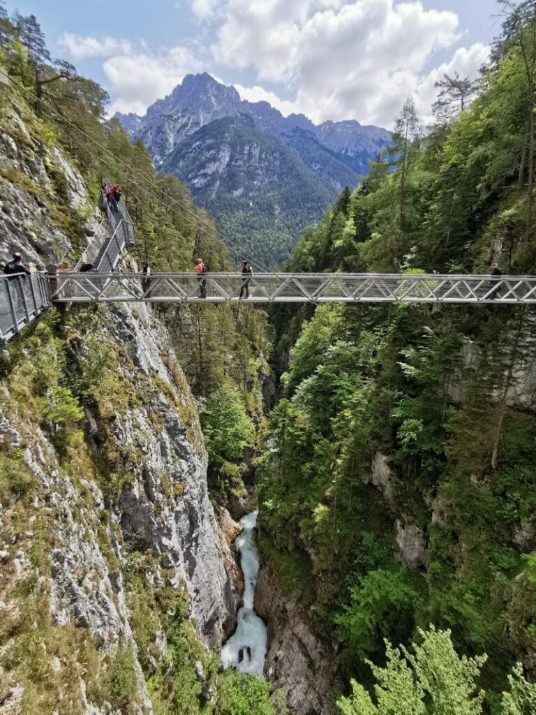 Die Leutaschklamm - Blick auf die Panoramabrücke mit dem Karwendel