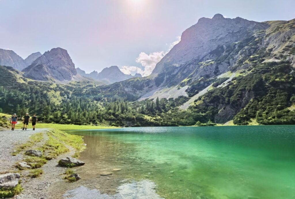 Von der Leutasch geht es entlang der Leutascher Ache zum Seebensee