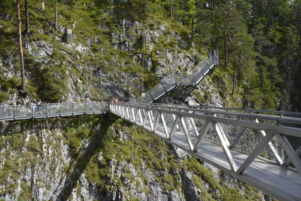 Nur Dank dieser Steiganlage kannst du durch die Leutaschklamm wandern