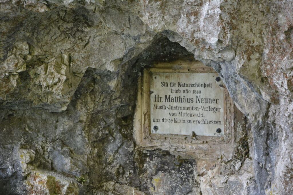 Der Erschliesser des Leutaschklamm Wasserfallsteig ist am Eingang verewigt: Matthäus Neuner, Musik-Instrumenten-Verleger aus Mittenwald