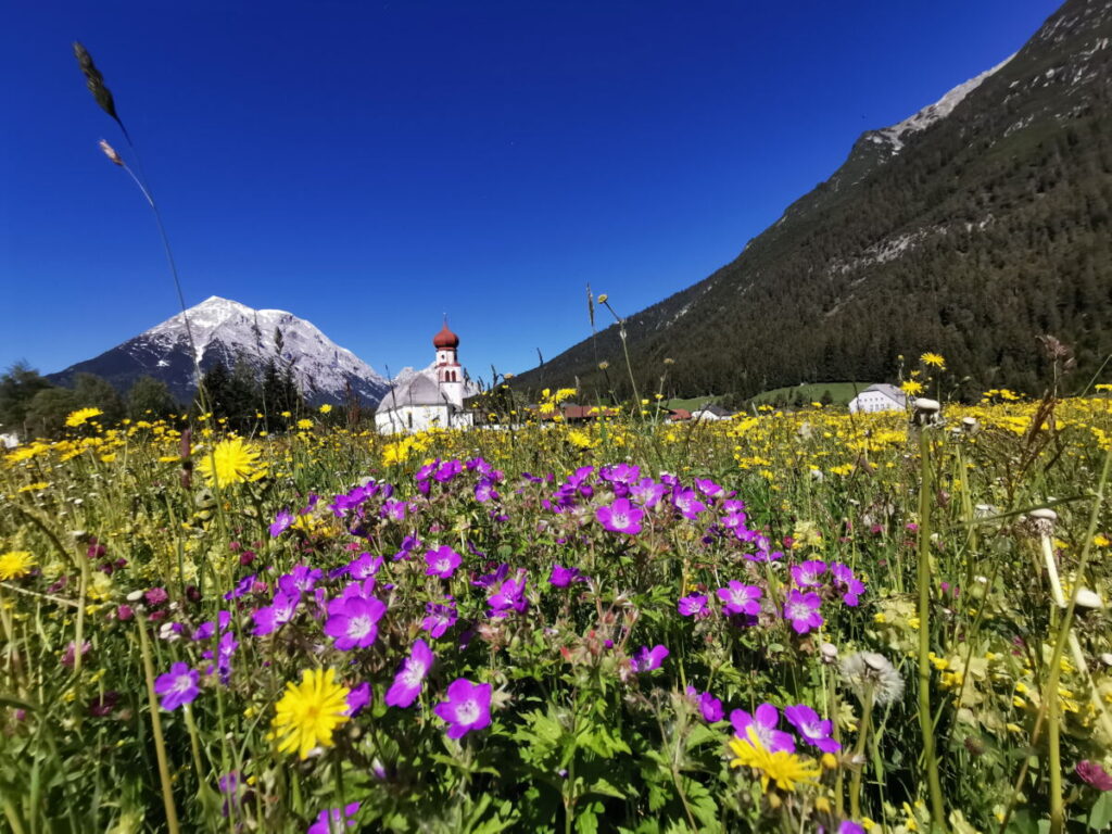 Diese Kirche ist eine von 24 Kirchen und Kapellen im Leutaschtal - malerisch mit der Hohen Munde