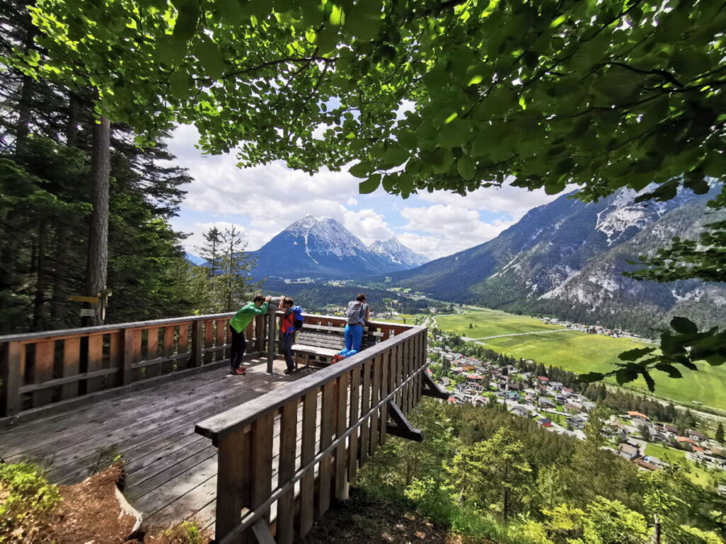 Perfekte Aussicht über das Leutaschtal - auf der Aussichtsplattform Kurblhang