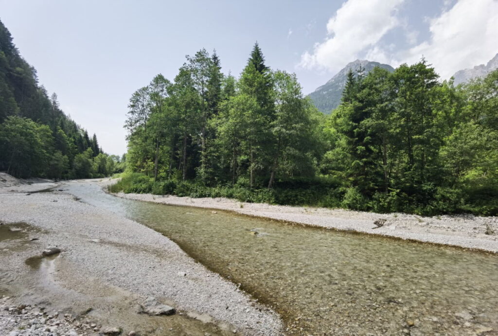 Die Leutascher Ache wenige Kilometer vor der Leutaschklamm, hier führt der Radweg vorbei