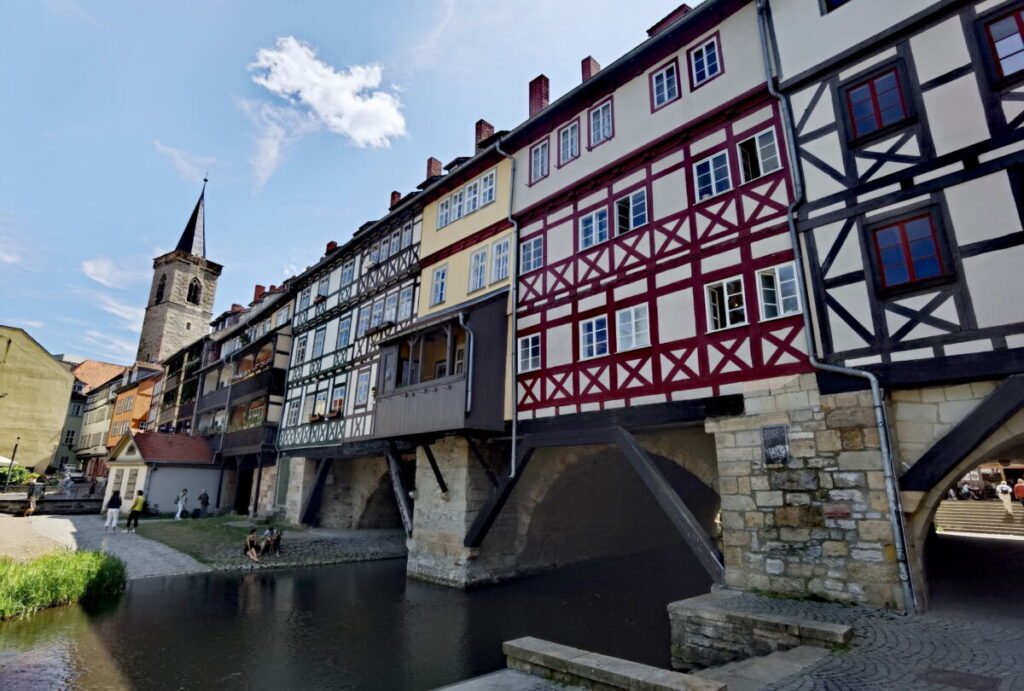 bekannte Brücken Deutschland: Die vollständig mit Fachwerkhäusern bebaute Krämerbrücke in Erfurt